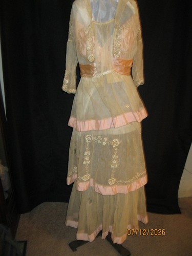 1900's ANTIQUE EDWARDIAN VICTORIAN NET TEA DRESS W/ EMBROIDERED FLOWERS