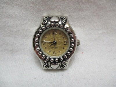 Wristwatch Round Gold Tone Face Silver Tone Heart Themed