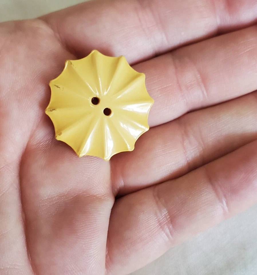 Lot of 5 Vintage Scalloped Cookie Bakelite Buttons Butterscotch 1" Round - Image 4 of 4