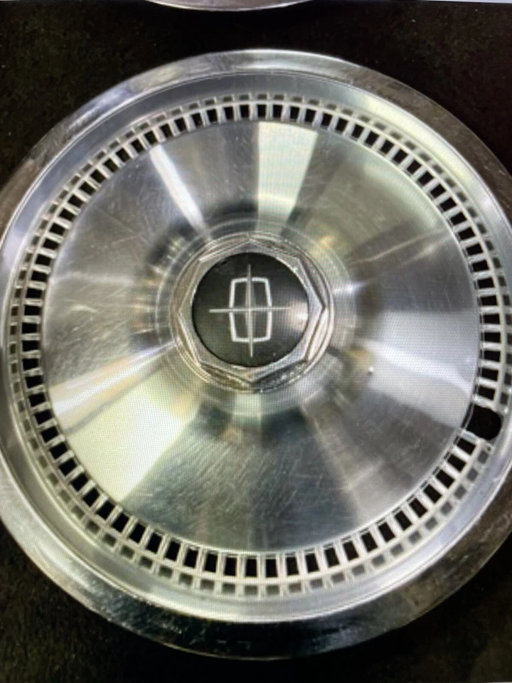 Lincoln Continental Town Car 1975-81 juego de 15” 4 tapacubos hermoso usado raro fabricante de equipos originales Foto 3 de 4