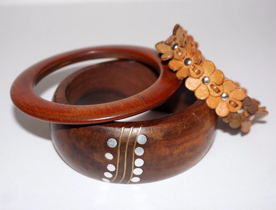 Lote de tres pulseras vintage de madera y cuero Foto 3 de 4