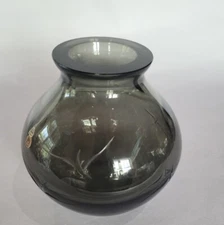 RICHARD SUSSMUTH SMOKE GRAY ENGRAVED FLYING BIRDS GLASS VASE ◇ 7" DIAM X 8" HIGH