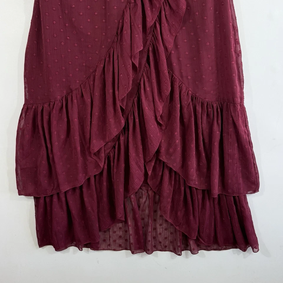 Vestido romántico Lulus para mujer grande borgoña punto elevado gasa envolvente frontal volantes Foto 3 de 4