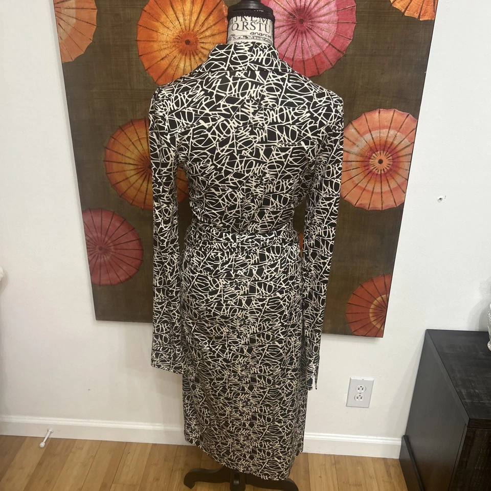 Vestido envolvente 100 % seda Diane von Furstenberg con raro patrón de firma “Diane” talla 4 Foto 4 de 4