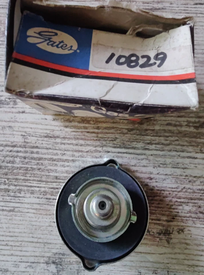 Tapa del tanque de combustible Stant 10829 puertas en caja para Dodge Mitsubishi Plymouth Subaru Foto 2 de 2