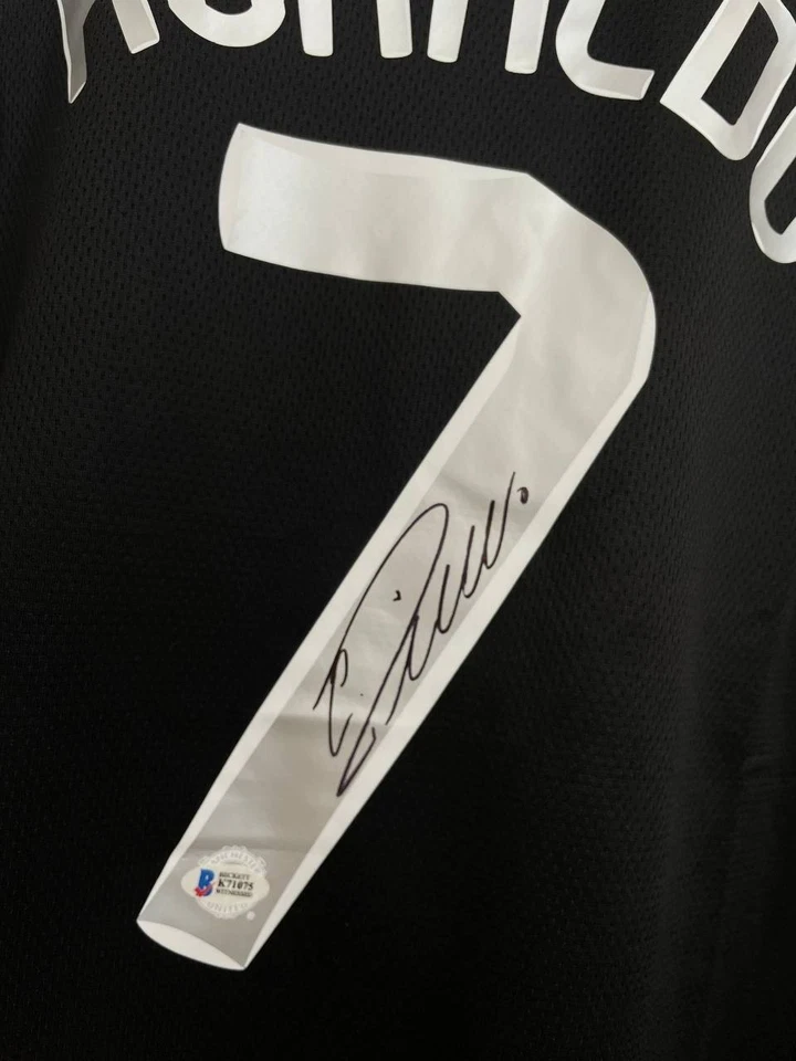 Jersey negro #7 autografiado por Cristiano Ronaldo firmado a mano certificado de autenticidad Beckett Foto 3 de 4