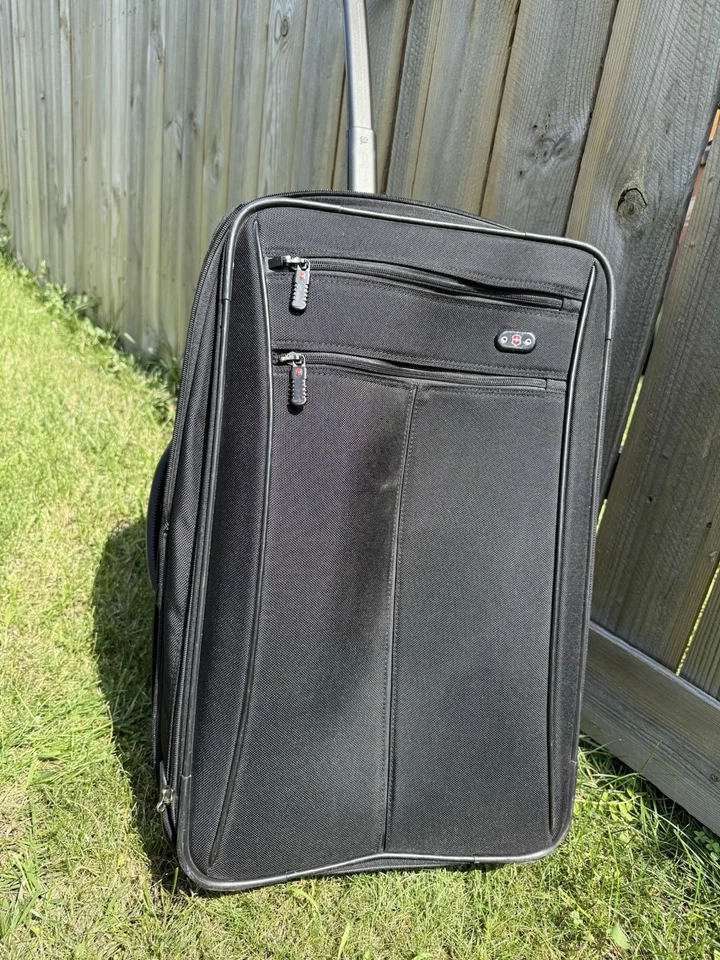 "Maleta de viaje Victorinox Werks negra 24"" con ruedas verticales ampliable" Foto 2 de 4