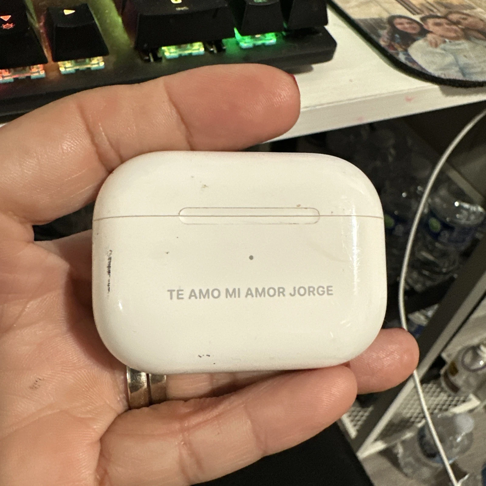Apple AirPods Pro charging case