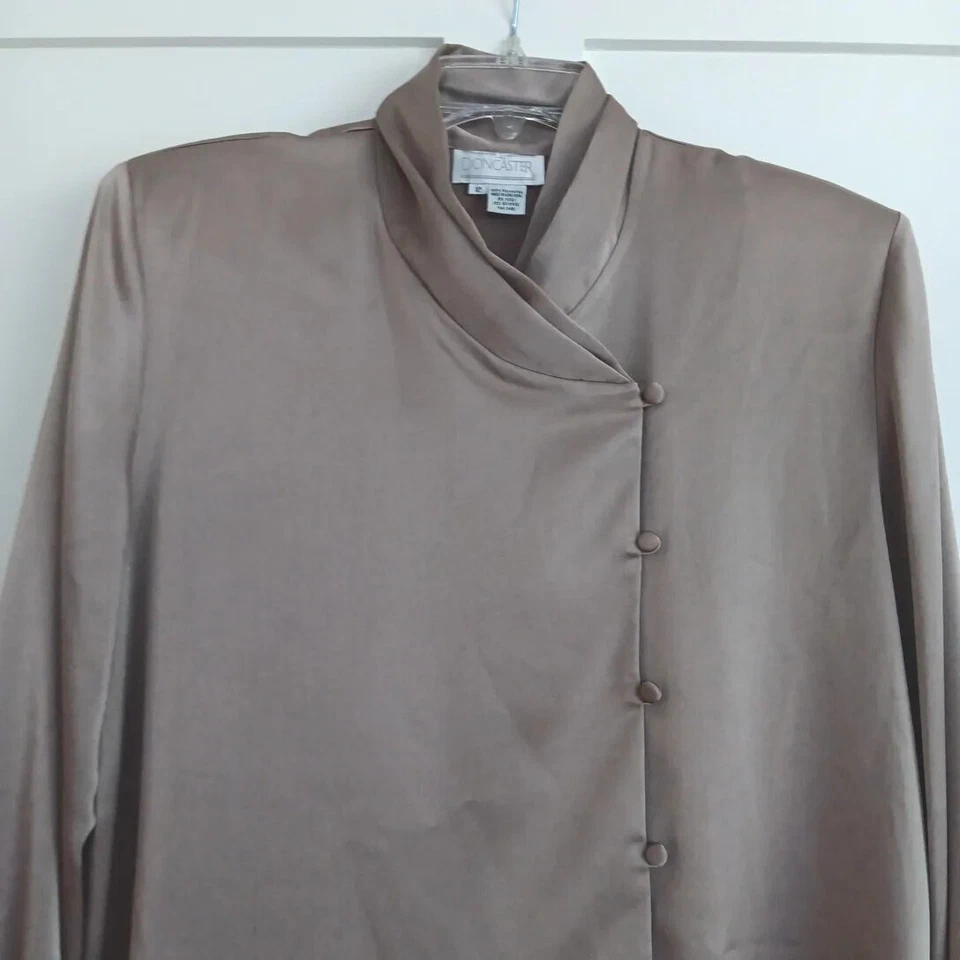 Blusa Doncaster 12 Taupe Regencycore Manga Larga Lazo Botón Elegante Brillo Foto 3 de 4