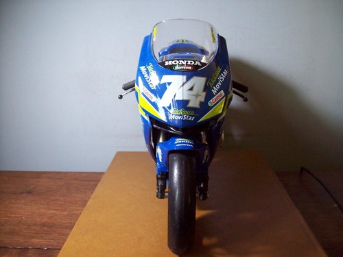 1/6 GUILOY 16241 HONDA RC 211V 2003 MOTO GP #74 DAIJIRO KATO - Imagen 4 de 7