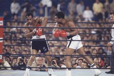 WBC/WBA Heavyweight Title, Muhammad Ali in action, throwing punch - Old Photo 3