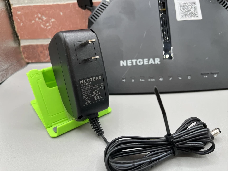 NETGEAR AC1200 Wifi Cable Modem Router C6220 DOCSIS 3.0 W/ CHGR + ANTENNAS - Image 2 of 4