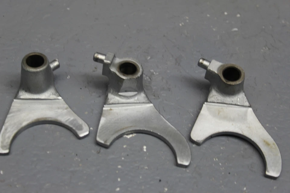 1975 SUZUKI TS400 APACHE ДВИГАТЕЛЬ ТРАНСМИССИЯ ПЕРЕКЛЮЧЕНИЕ ПЕРЕДАЧ ВИЛКИ 25211-16500 - Изображение 2 из 4