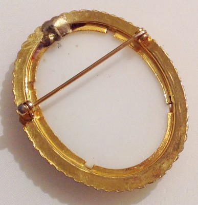 Broche ornée d'un camée à décor d'une scène galante, monture en métal