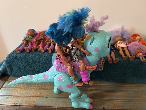 Mattel Cave Club Bambole e T-Rex e 14 Bambole con Accessori Lotto 30+ Pezzi - Foto 17 di 24