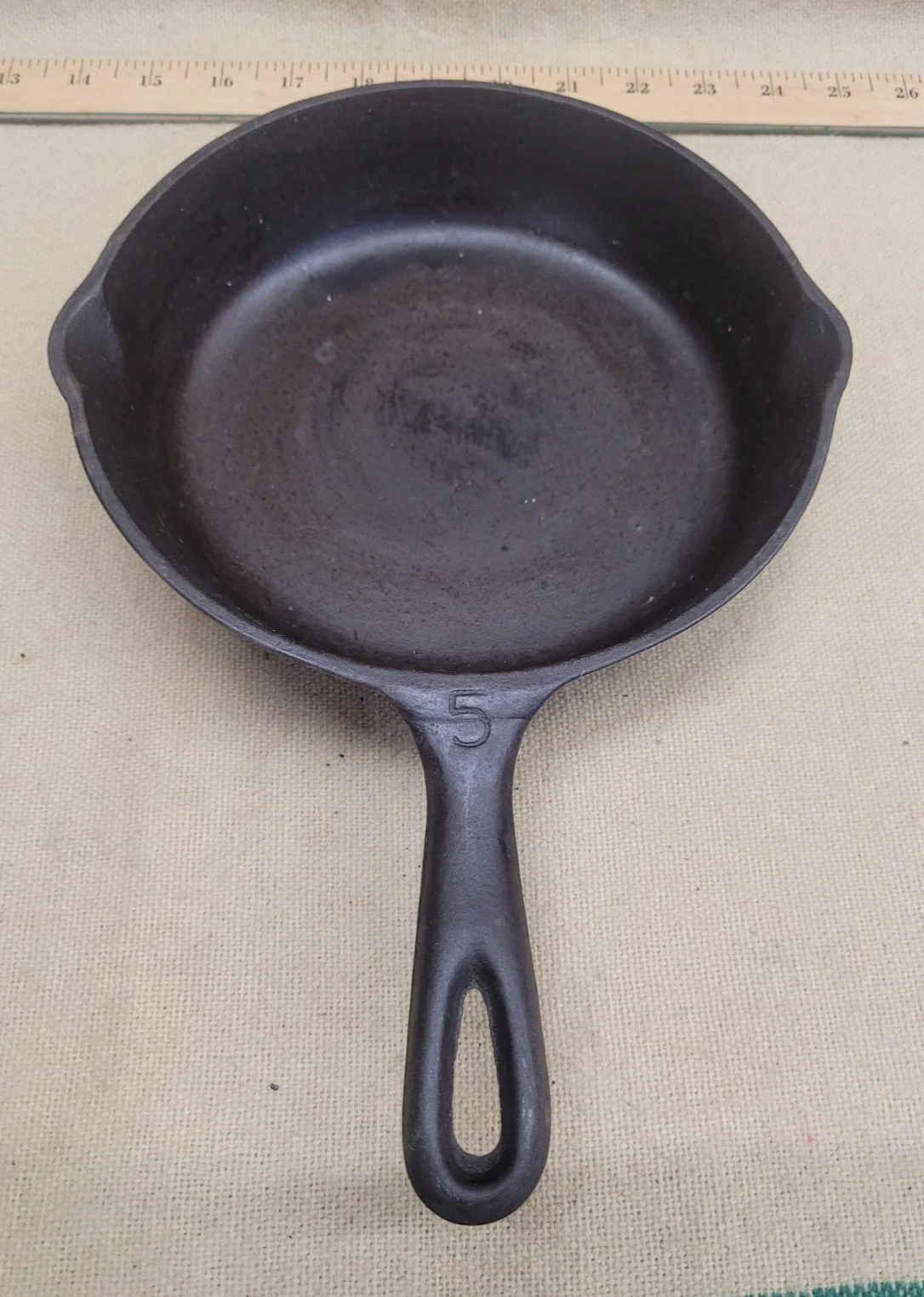 Vintage Unmarked Vollrath No. 5 Cast Iron Skillet - Very Nice!