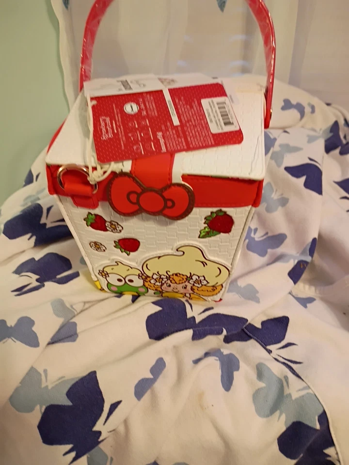 Bolso Bandolera Loungefly Sanrio Hello Kitty X Strawberry Shortcake Basket Perfumado Foto 4 de 4