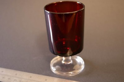 Vintage Rubinrot Luminarc Arcoroc Weingläser mit Fuß Frankreich 4 Zoll Groß