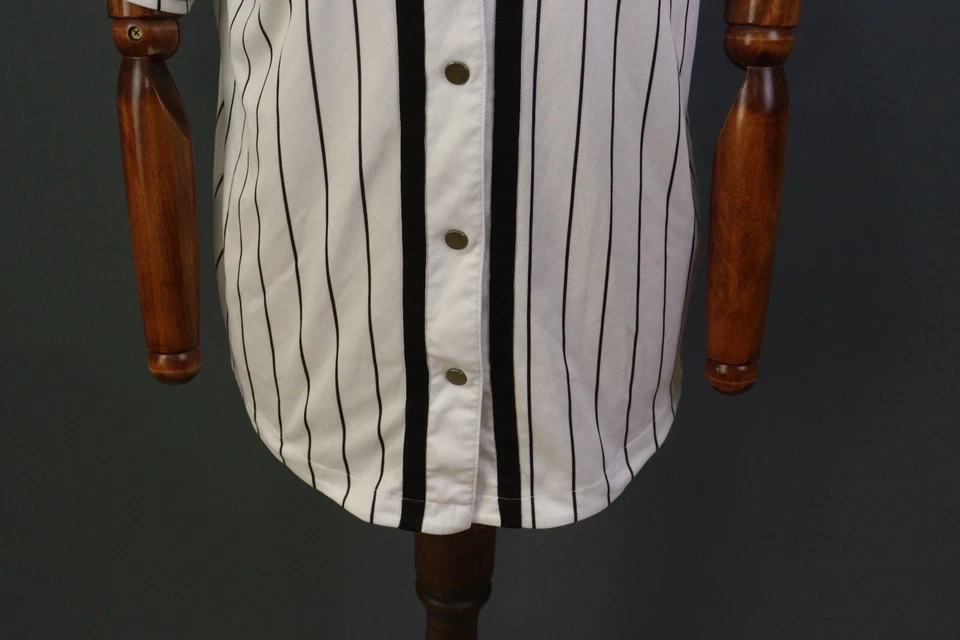 Camisa Karl Kani Sport Blanca Rayas Cuello en V Logo Grande Manga Corta Talla M Foto 3 de 4