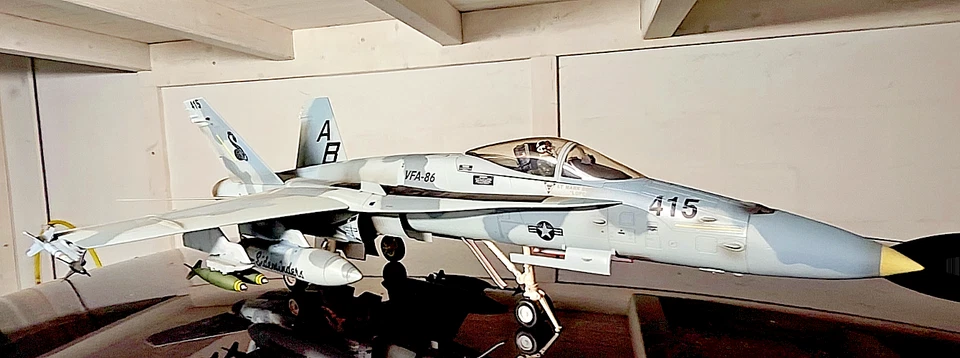 BBI FA-18 Hornet USS Kitty Hawk 1/18 Top Gun Fighter Jet - ENORME - Immagine 4 di 4