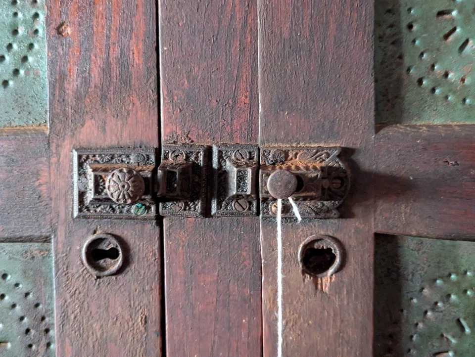Original 1890's Western NC Oak 8 Punched Blue Tin Pie Safe Wooden Cupboard - Image 4 of 4
