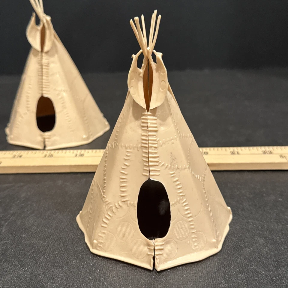 Two Vintage Marx Fort Apache Stockade #3675 - Series 5000 Tan Indian Teepee - Image 4 of 4