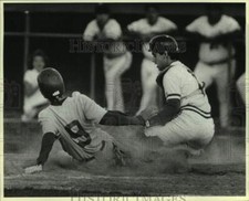 1986 Press Photo Travis H.S. baseball player Rodney Smith safe at home plate, TX
