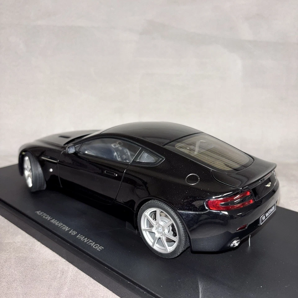 Aston Martin V8 Vantage Onyx Black 1:18 AUTOArt 1/18 70202 - Immagine 4 di 4
