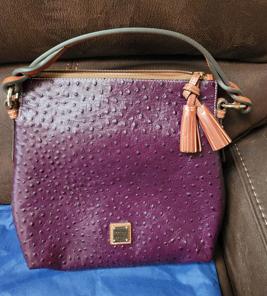 Dooney & Bourke - Hobo con correa torcida de avestruz - Ciruela - Color raro - NUEVO Foto 2 de 4