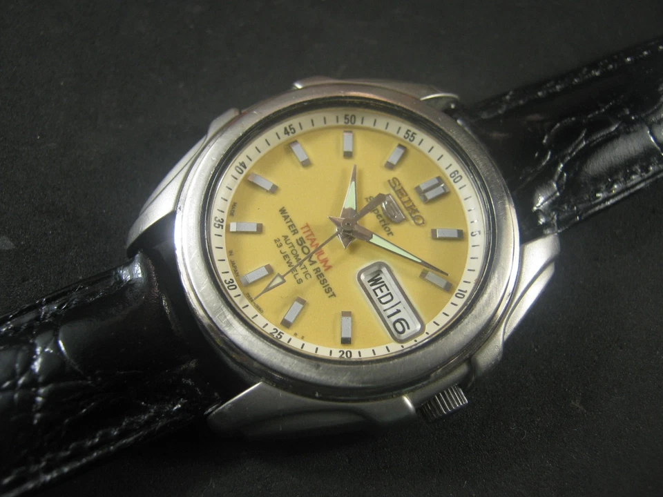 SEIKO 5 SUPERIOR ROJO TITANIO 7S36-0140 esfera reparada brilla en la oscuridad raro estado A1 Foto 2 de 4