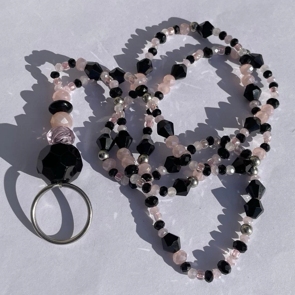 Llavero hecho a mano con cordón rosa y negro con cuentas no separable Foto 3 de 4