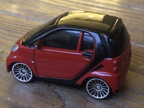 Maisto Smart ForTwo Red/Black 1/64 Diecast Smart Car - Picture 2 of 6