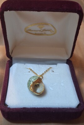 VINTAGE SMALL SNAIL SHELL PENDANT GOLD HIGHLIGHTS AND GOLDTONE CHAIN.