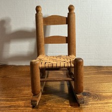 Mecedora vintage de madera para niño/muñeca con asiento de mimbre