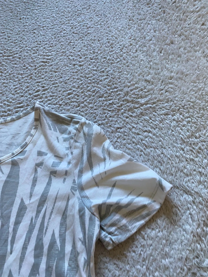 Camiseta Coral Bay Mujer Floral Manga Corta Cuello Redondo Gris Blanco Talla S Foto 3 de 4