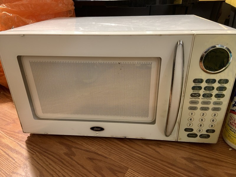 Oster Countertop Microwave 0.9 cu ft 900W Button Controls Child Lock White