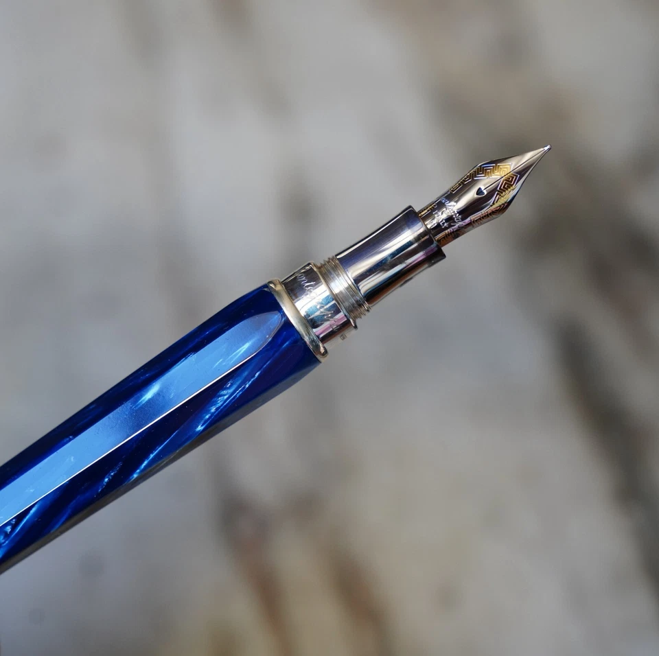 Penne Montegrappa Emblema Resina Blu Marezzata Argento Massiccio - Piuma ORO 18K - Immagine 3 di 4