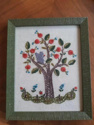 Vtg Country Chic Framed Crewel Embroidery Squirrel in Tree Folksy 8.5" x 10.5" 