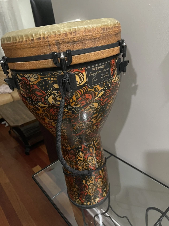Remo Signature Djembe Tambor Leon Mobley Fiberskyn 3 Reno Tambor Mondo Mo-Fa Cabezal Foto 4 de 4