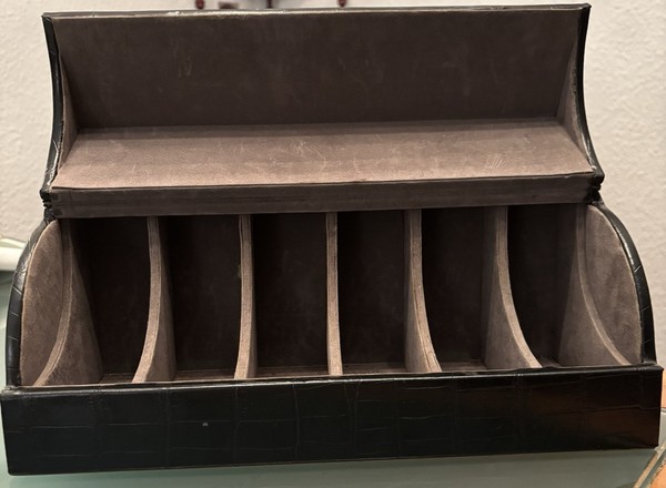 Caja Organizador De Cinturones Cuero, Base antidesliz, cierre imantación