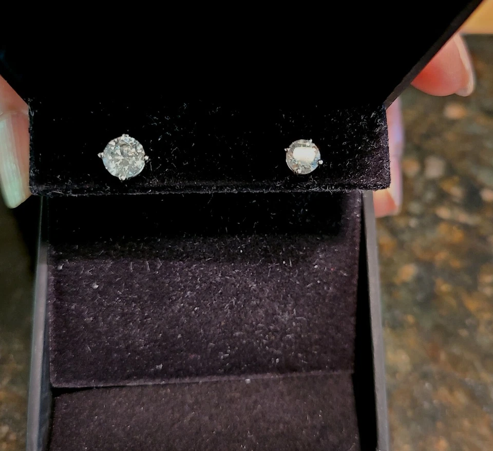 Zales pre-owned .75 CT T.W. and .50 CT T.W. Diamond Solitaire Studs in WHT. Gold - Image 4 of 4