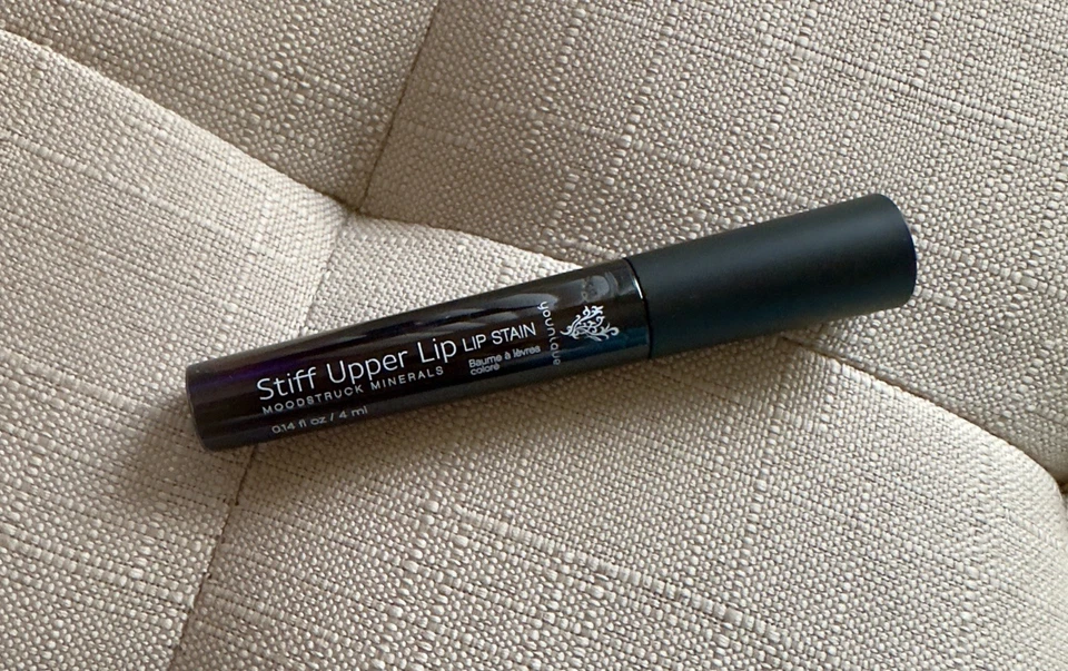 YOUNIQUE Moodstruck Minerals Stiff Upper LIP STAIN US-12301-04 ~ SAVVY - Imagem 4 de 4