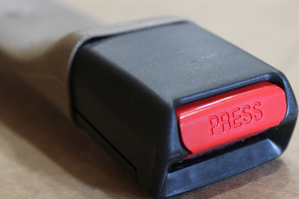 93 Caprice Passenger Seat Belt Buckle 12516433 Beige Chevy OEM Factory Foto 3 de 4