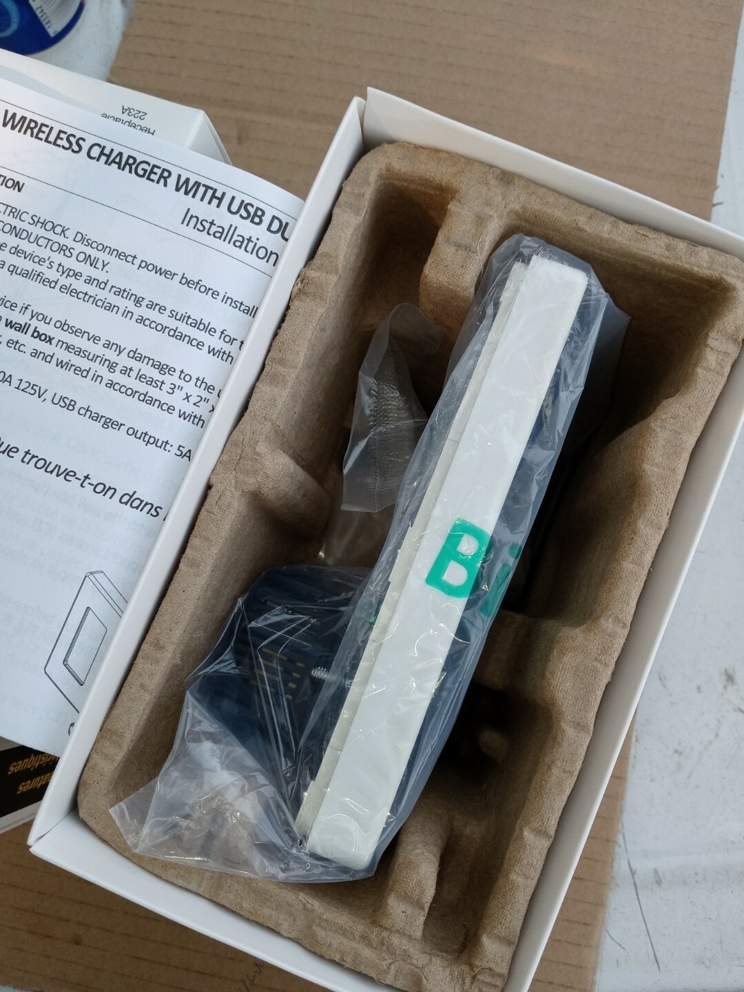 Hubbell 20 Amp Duplex  Outlet Type A and C Wireless Charger USB WHITE USB2028AC