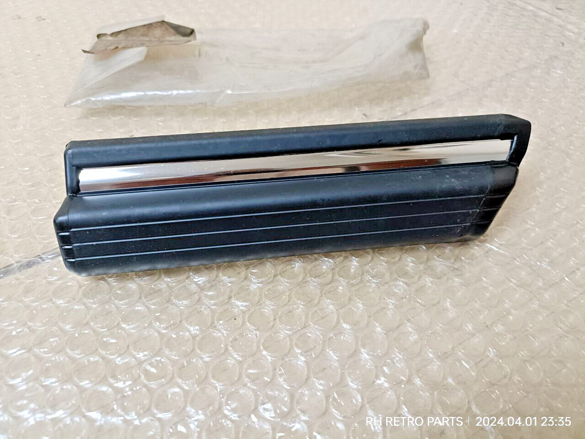 NOS TOYOTA CROWN MS122 Front Fender Moulding Right Side