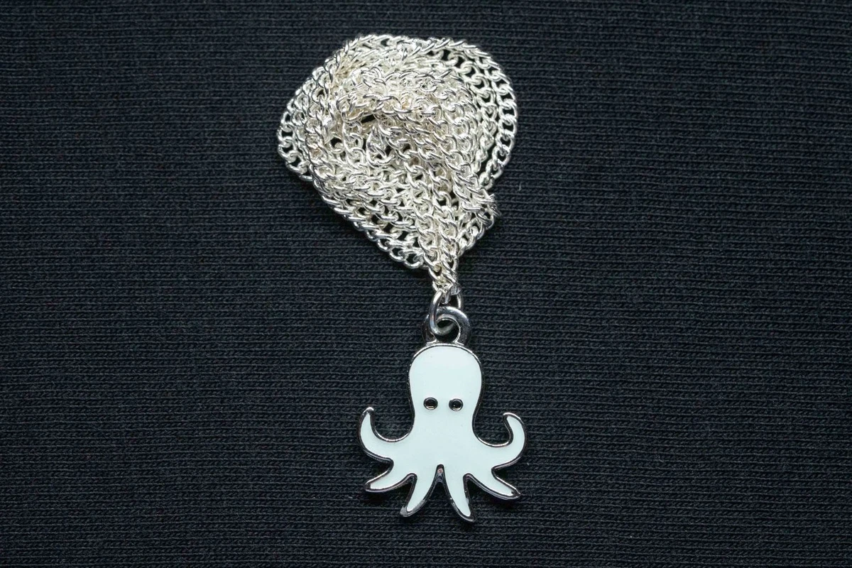 Pendentif Et Une Chaîne En Argent Massif Et émail Européenne