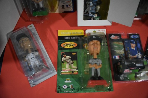 Nostalgic NEW Derek Jeter - 5 Figures / 2 Vehicles With Collectible Cards - Picture 5 of 5