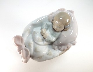 LLADRO FIGUR BABY MÄDCHEN IN DER KRIPPE ARTIKELNUMMER 6977 REF 95/1