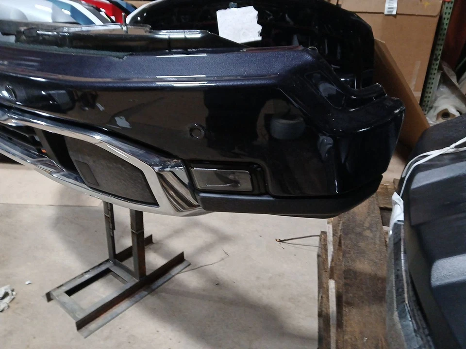 Parachoques delantero pintado 22-24 GMC Sierra 1500 con faros antiniebla asistencia de estacionamiento 2980444 Foto 2 de 4