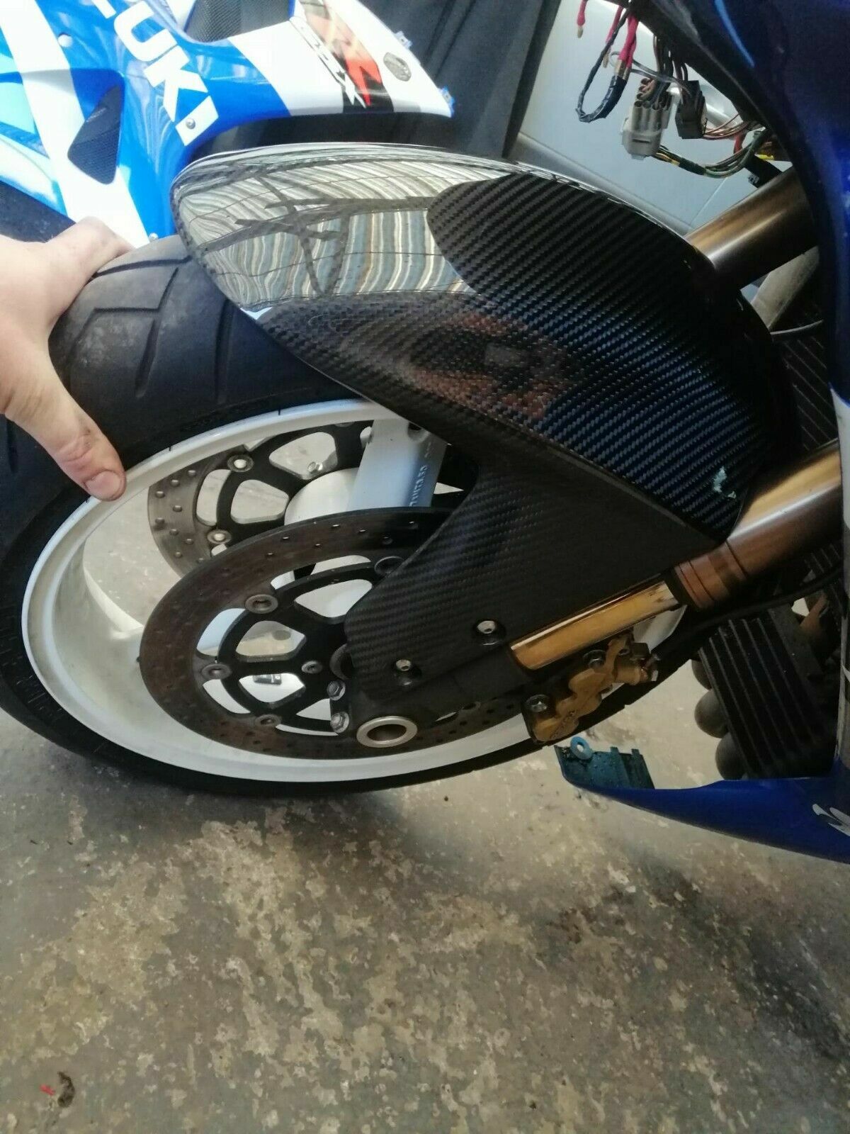 Garde boue avant en carbone véritable pour sublimer votre Suzuki GSXR sur circuit